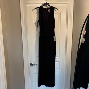 Vince Camuto black sleeveless v-neck jumpsuit, size 6